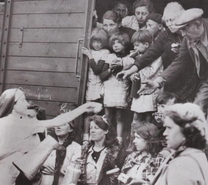 Des wagons des trains criblés de balles en 1940