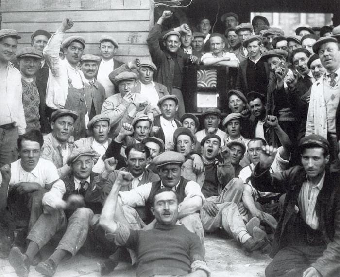 Le drapeau rouge flotte sur l'île Seguin en 1936