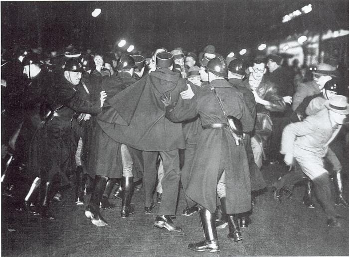 Le cortège des manifestant s'ébranle en direction des Champs-Élysées le 6 février 1934