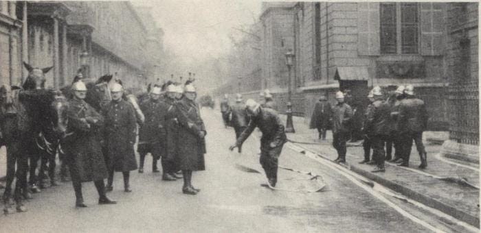 des gardes mobiles prennent position dans Paris le 6 février 1934