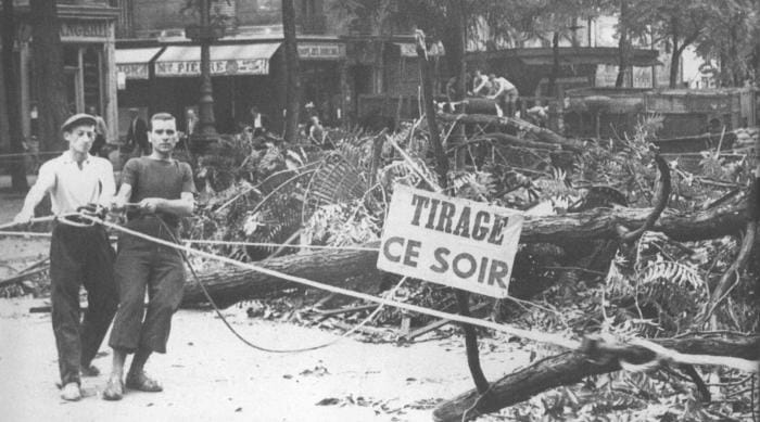 Les barricades pendant l&rsquo;insurrection de Paris en août 1944