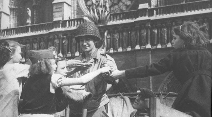 On célèbre la victoire dans Paris en liesse au moment de la libération