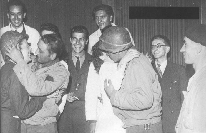 Une liesse qui tient du délire pendant la libération de Paris