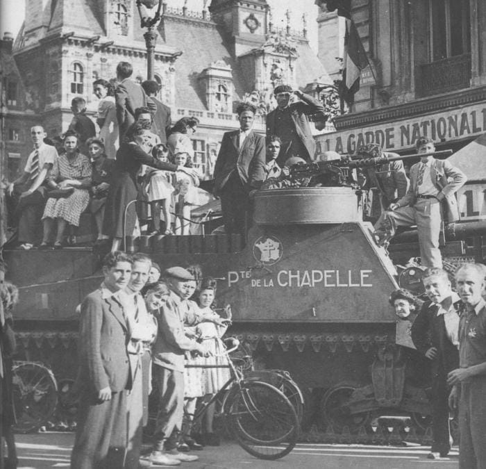 La joie pendant la libération de Paris en août 1944