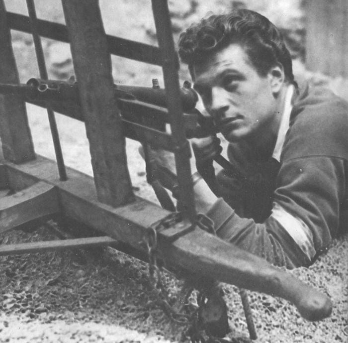 Les scènes les plus contradictoires se succèdent pendant l'insurrection de Paris en 1944