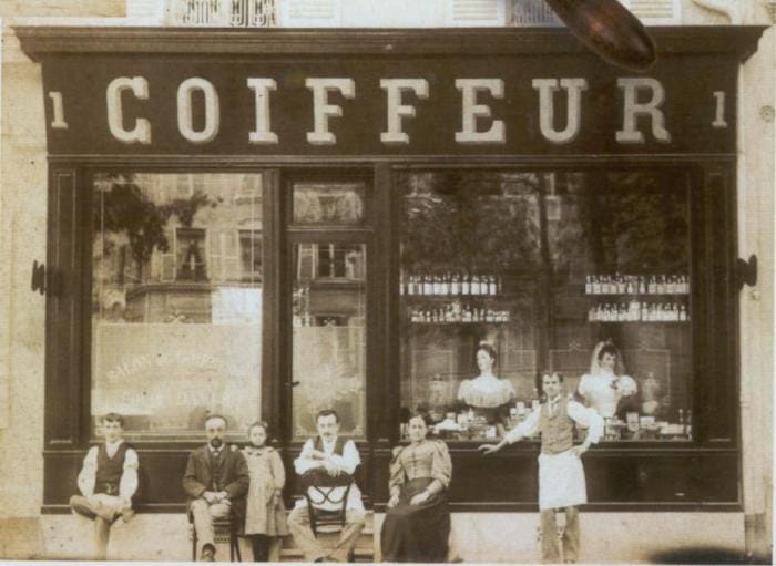 L'échoppe du coiffeur dans les années 1900