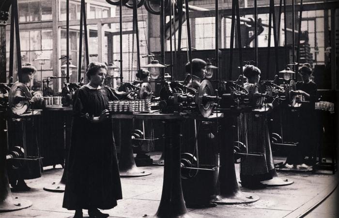 Pour les ouvrières il n'est tenu aucun compte de leur condition de femme en 1900