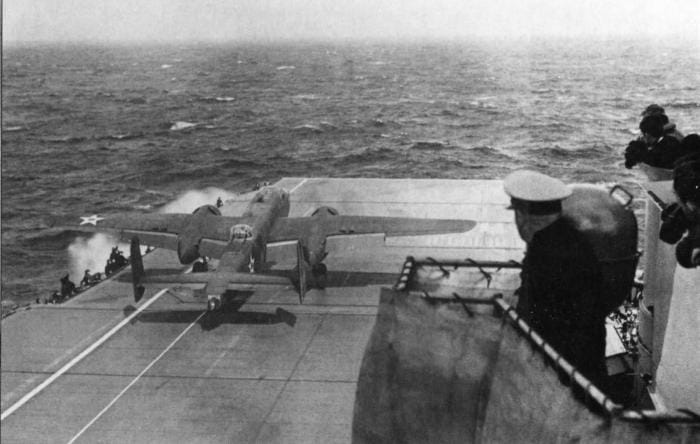 Les bombardiers B-25 décollèrent 10 heures avant l'heure prévue